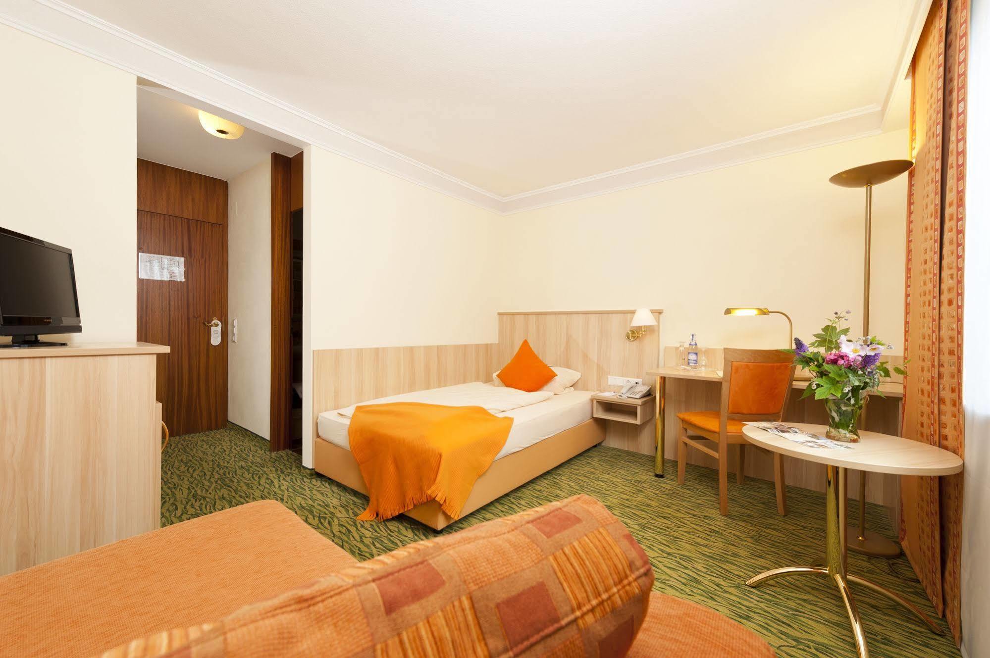 Akzent Hotel Restaurant Hirsch Хайденхайм ан дер Бренц Екстериор снимка